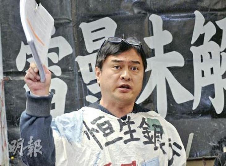3年多前在恒生銀行購買了100萬美元雷曼ELN的周先生，在雷曼「爆煲」後，曾於2008年11月接獲恒生通知可獲賠償，但由於不滿賠償金額太低而拒絕接納回購建議，此後銀行方面再無下文。他希望，渣打推出回購方案後，恒生亦能盡快交代賠償安排。（劉焌陶攝）