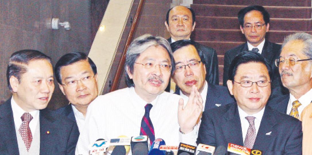 財政司長曾俊華（中）昨早會見建制派議員後，公布修改預算案，包括薪俸稅退稅，以及向滿18歲的香港永久居民派發6000元。（李紹昌攝）（明報製圖）（明報製圖）（明報製圖）