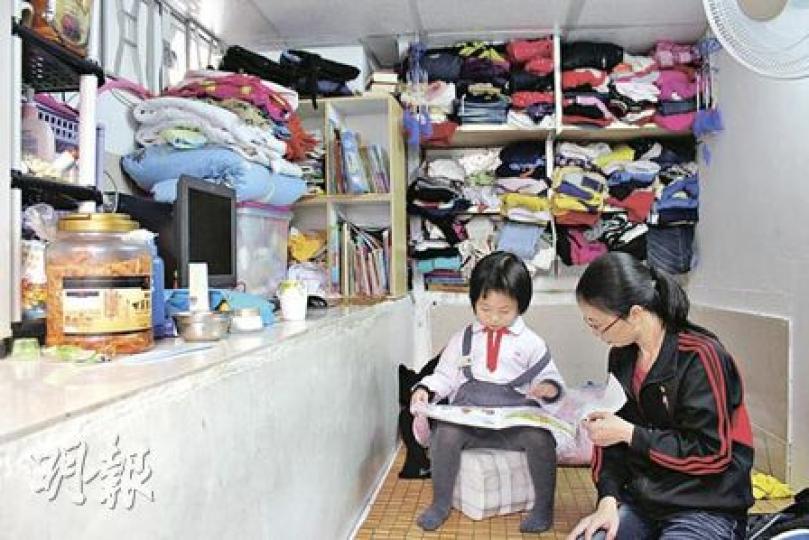 和兩名女兒住在天台屋的新移民陳麗華，知道無機會獲派6000元後大感失望，指「根本是歧視新移民，綜援又無，申請公屋又要等7年，家派錢都無」。（陳家俊攝）