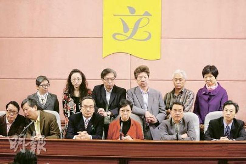 泛民主派昨舉行聯合記者會，人人神色沉重，表明即使政府派錢，他們都會繼續呼籲市民參加3月6日的遊行，因為政府沒有提出長遠政策解決深層次問題。（郭慶輝攝）