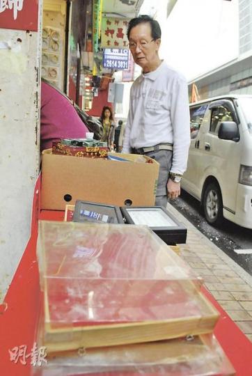 店舖東主王先生望着本裝滿玉器的空盒，對今次事故表示無奈，正考慮加強店舖的防盜設施。（梁琬珊攝）