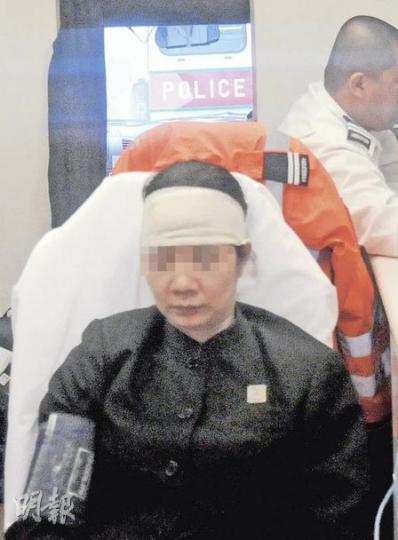 海鮮酒家女部長互毆事件中，其中一名傷者頭部受傷，懷疑被人用茶壺扑頭，送院敷治後被捕。（蔡方山攝）另一名女部長送院時以毛氈掩面，事後亦被警方拘捕，現場消息指兩名被捕者早有嫌隙。（蔡方山攝）