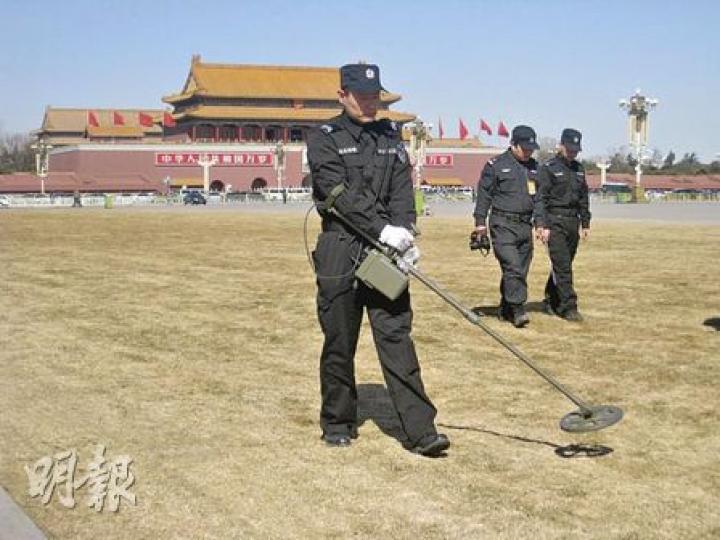 天安門廣場昨有特警手持探測儀器檢查草地。（劉洪慶攝）解放軍禮兵軍容整齊，繫白色腰帶，並佩戴黃色掛飾，引人注目。（劉洪慶攝）