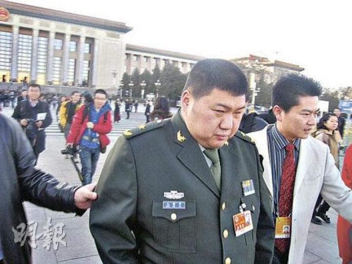 在陪同人員護送下，毛澤東的孫子政協委員毛新宇（右二）經過天安門廣場。（王艷喆攝）
