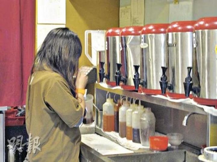 不願露面的羅小姐今年5月才夠18歲,未知可否受惠於6000元派錢措施。她自去年在快餐店兼職,持有強積金戶口,原可得到6000元注資,現在可能「得而復失」,她不忿說﹕「真係好唔開心!大家都係93年,早少少出世就有得攞,我差少少就無。我覺得全部93年出世的都應該有!」(余卓善攝) 不願露面的羅小姐今年5月才夠18歲,未知可否受惠於6000元派錢措施。她自去年在快餐店兼職,持有強積金戶口,原可得到6000元注資,現在可能「得而復失」,她不忿說﹕「真係好唔開心!大家都係93年,早少少出世就有得攞,我差少少就無。我覺得全部93年出世的都應該有!」(余卓善攝)