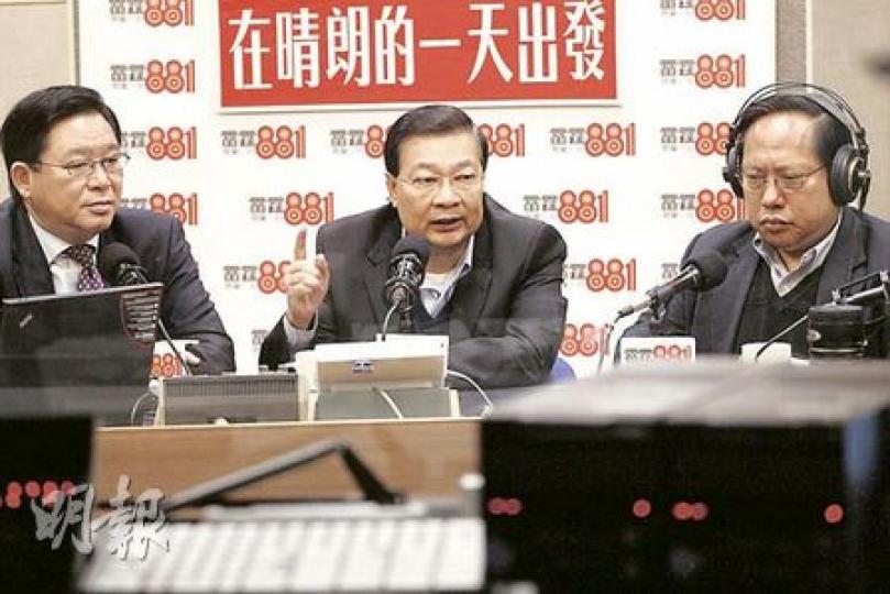 民建聯主席譚耀宗(左)在電台節目表示,當天與財政司長曾俊華會面商討預算案的改良方案時,不覺得對方「發晦氣」。圖右為民主黨主席何俊仁。(李紹昌攝) 民建聯主席譚耀宗(左)在電台節目表示,當天與財政司長曾俊華會面商討預算案的改良方案時,不覺得對方「發晦氣」。圖右為民主黨主席何俊仁。(李紹昌攝)