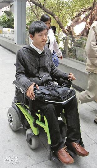 葉健強昨日坐着電動輪椅,與家人離開法庭。(謝美琳攝)意外發生於屯門蝴蝶灣泳灘,康文署指葉健強在工作期間受傷,事發當日他在水中被硬物撞擊傷及脊骨,最終四肢癱瘓。(余俊亮攝)(明報製圖) 葉健強昨日坐着電動輪椅,與家人離開法庭。(謝美琳攝)意外發生於屯門蝴蝶灣泳灘,康文署指葉健強在工作期間受傷,事發當日他在水中被硬物撞擊傷及脊骨,最終四肢癱瘓。(余俊亮攝)(明報製圖)