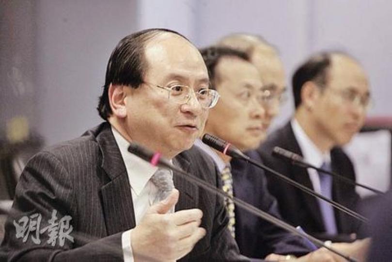 水務署長馬利德昨出席東區區議會，會後向本周二受跑馬地爆水管影響的市民致歉。（郭慶輝攝）