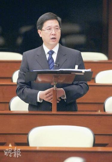 政制及內地事務局長林瑞麟認為，現時政府爭取立法會支持政策已相當困難，假如特首有政黨背景，相信在立法會更難爭取支持。（朱永倫攝）議員鄭家富支持特首應沒有政黨背景限制，「你睇財政司長（曾俊華）在制訂預算案完全沒有承擔……政府現時為求取悅人民，完全沒有方向，完全只是瞎子摸象，因為政府在立法會一票都沒有。」（朱永倫攝）特首應不應有政黨背景？商界代表黃宜弘認為，假如特首可擁有政黨背景，即不能排除當選的特首是有共產黨背景，他暫時不可以接受這情况出現。（何家達攝）（明報製圖）