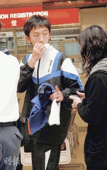 被同學用鐵餅擲傷的男生，由老師及母親陪同送院，其間以紙巾掩住下唇止血，露出痛苦表情。（梁琬珊攝）學校老師向記者展示肇事鐵餅，並表示練習用的鐵餅外面包了一層膠，跟比賽用的鐵餅不同。（梁琬珊攝）