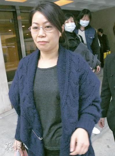 資深大律師余若海昨以「繼母」形容二太鍾群英（圖），被元配子女的代表資深大律師蘇朗年反對。（李紹昌攝）的士招長子招文虎作供，指父親十分有威嚴，令子女對他生畏。（李紹昌攝）
