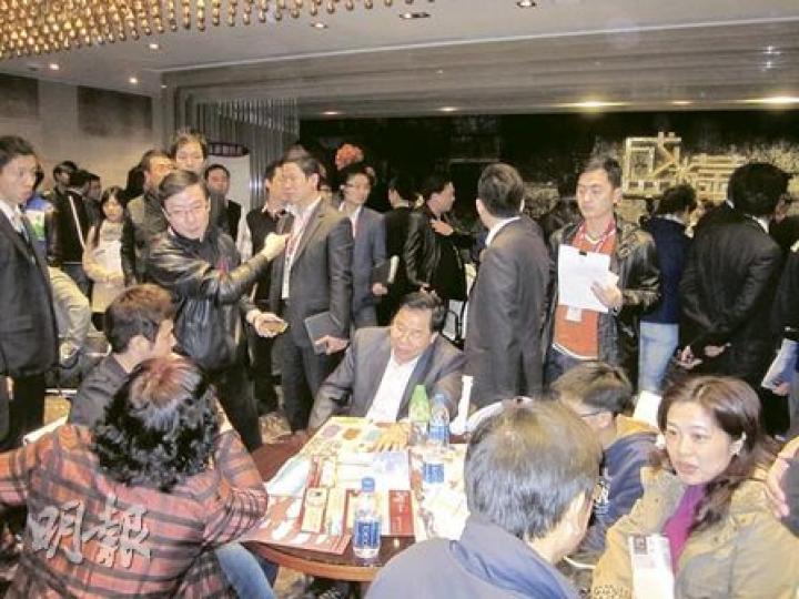 長實昨繼續發售大圍「盛薈」，市場估計全日售近40伙，令樓盤過去一周來的累售單位總數增至約590伙。就售樓處所見，場面甚為旺場。（林可為攝）