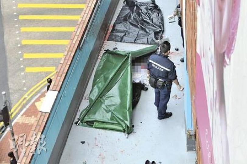 廚工昨在任職的荃灣悅來酒店墮樓身亡，不排除因財務問題尋死。（林錫禮攝）青山道64號男子燒炭亡，警員帶走炭爐調查。（林錫禮攝）