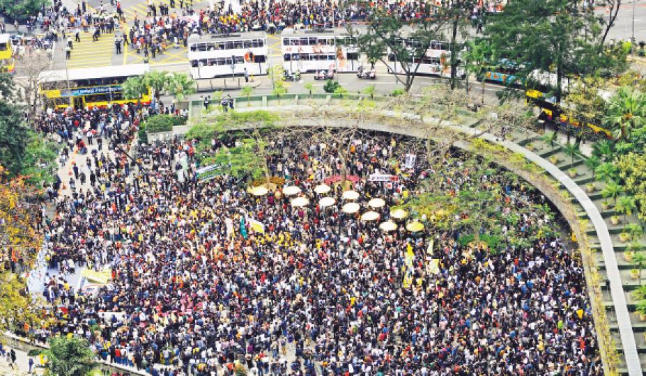 遊行示威者「迫爆」中環遮打花園，延綿至對出馬路，齊齊聲討財政司長曾俊華制定預算案不力。發起遊行的泛民稱有萬人參加，警方則指參與人士約6840人。 （朱永倫攝）警方施放胡椒噴霧驅趕，除示威者中招外，連一個8歲小童（前）也被噴中，身邊的人連忙替他用水冲洗眼睛，但小童已忍不住哭了出來。（劉焌陶攝）反對預算案遊行結束後，大批示威者仍然留守，至晚上9時部分示威者衝到德輔道中，與警察發生衝突，警察使用胡椒噴霧驅趕示威者。（朱永倫攝）近百示威者晚上9點多衝出德輔道中，並與警察對峙，最後警員以3至4人一組，合力