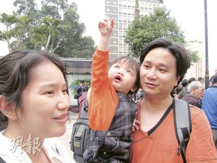 中產社工張先生（右）及其妻張太（左），批評財政預算案未有打壓樓市，即使勾出多塊土地，亦不能即時供應住宅解決房屋問題。（勞雅文攝）