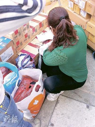 兩名持旅遊證件並操普通話的女子（蹲下穿綠衣者及左下穿牛仔褲者）在晉科中心門外取貨，行李中包括雜貨及電子零件。（明報記者攝）二人進入橙色字眼的「內地旅客」大堂，直至入境內地，沒有向海關報稅。（明報記者攝）二人在羅湖口岸附近交貨予另一名男子。（明報記者攝）上水晉科中心成為水貨客貨倉，水貨客要出示證件登記，讓供應水貨的商人記錄「往來港澳通行證」號碼等水貨客個人資料。現場所見，手持俗稱雙程證的水貨客為數不少。（明報記者攝）