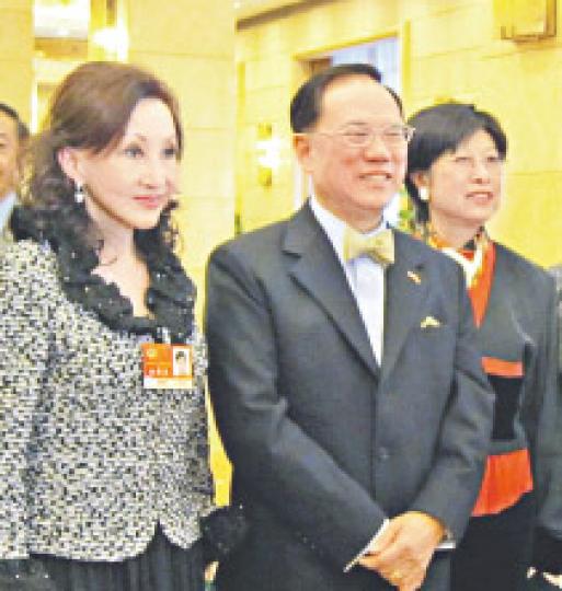 曾蔭權伉儷（右一及右二）昨日在北京主持酒會，招待港區人大代表和政協委員。（何曉勤攝）