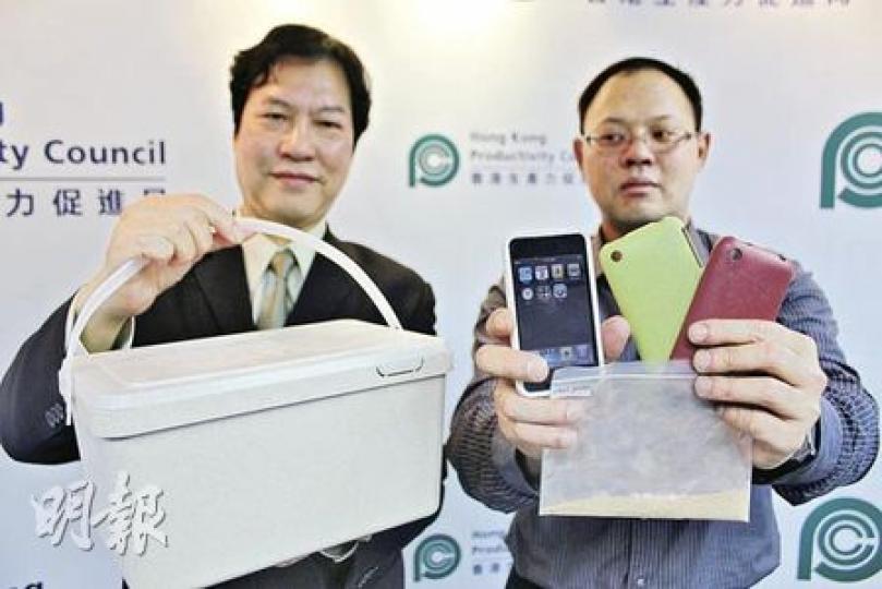鵬馬環保塑料有限公司以竹粉及穀粉等混合再造膠製成多功能手提桶及iPhone保護殼，行政總裁羅世平（左）說，產品已取得香港及加拿大環保標籤，打入歐美市場。（陳家俊攝）