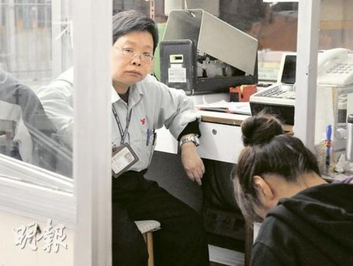 漁灣邨姓陳女保安員昨凌晨被持刀醉漢指嚇企圖搶劫，事後她接受警方問話時仍驚魂未定。（蔡方山攝）