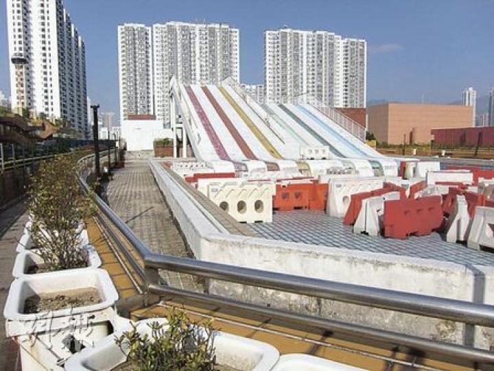 圖中沙田新城市廣場的大型滑水梯已荒廢了逾15年，新地回應時稱，快將動工把上址改建成平台花園，以便重新向公眾開放。（陳志偉攝）
