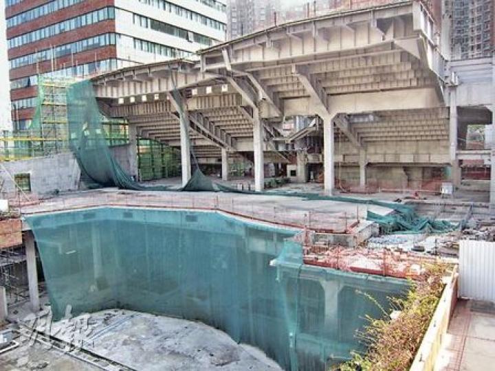 沙田UA戲院重建了近4年仍未完工，記者近日到地盤觀察，未見有工人施工，放置的金屬材料部分已生鏽。（陳志偉攝）
