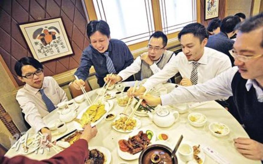 敦沛金融副總裁黃志陽（左二）上周五與同事點了豐富菜餚，大快朵頤，好好享受「最後一頓」的兩小時午飯。（朱永倫攝）證券業協會永遠名譽會長張天生趁延長交易時段前，宴請傳媒享用豐富的午宴。他稱享受了20多年兩小時午膳時間，已經非常滿意，縮短午膳時間也是大勢所趨。（陳健佳攝）