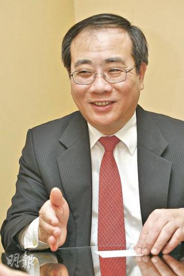 陳茂峰最近在看吳曉波寫的《激盪三十年》，看盡民營企業興衰，在法制模糊之下做「擦邊球」的事，結果成全了國家體制，卻犧牲了自己。（李紹昌攝）