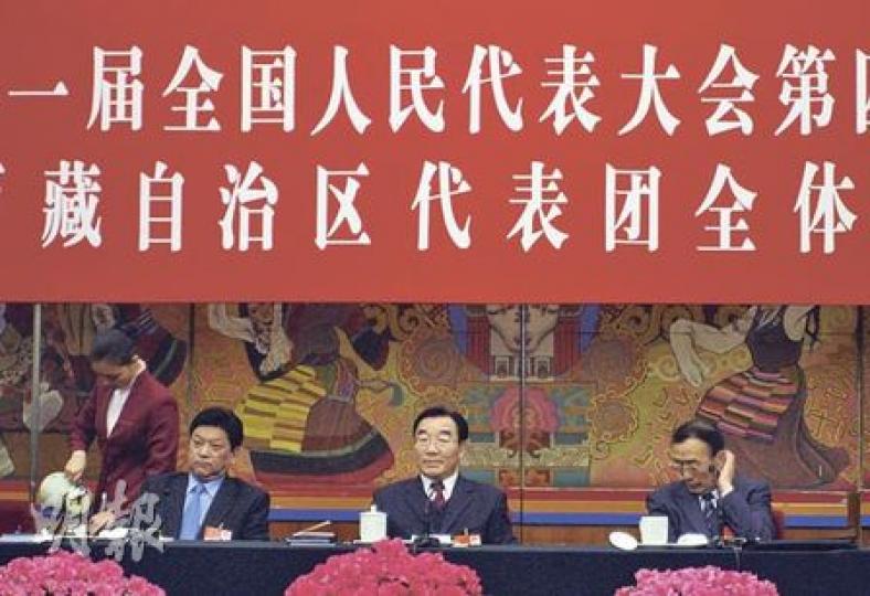 西藏自治區主席白瑪赤林（左）、黨委書記張慶黎（中）和人大主任向巴平措（右）昨天主持的西藏代表團會議。（劉洪慶攝）