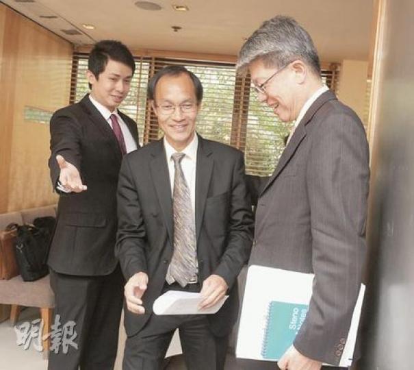亞視執行董事盛品儒、港大民意研究計劃總監鍾庭耀、高級副總裁鄺凱迎（左至右），昨日公布亞視節目收視調查。盛品儒指亞視虧損收窄，有望今年賺錢。（劉焌陶攝）