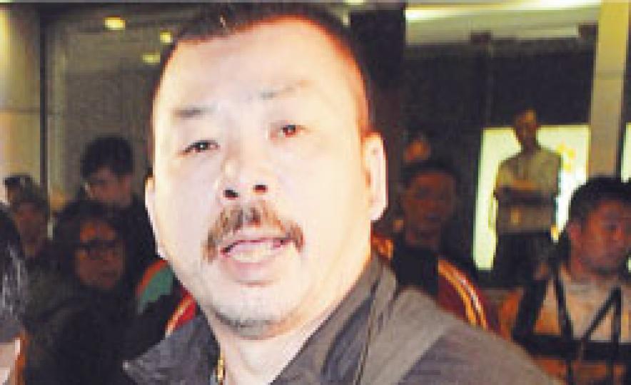 一名被捕男童的父親，帶兒子離開北角警署時，怒氣冲冲，拒絕回應記者提問，又斥責示威團體帶其兒子上街。（蔡方山攝）