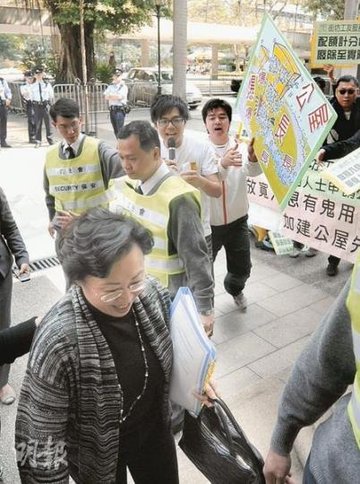 運輸及房屋局長鄭汝樺（前）提升申請公屋的入息和資產上限，但街工指有關措施不足，昨日趁她出席立法會會議時請願，要求增建公屋、廢除單身人士計分制等。（葉漢華攝）