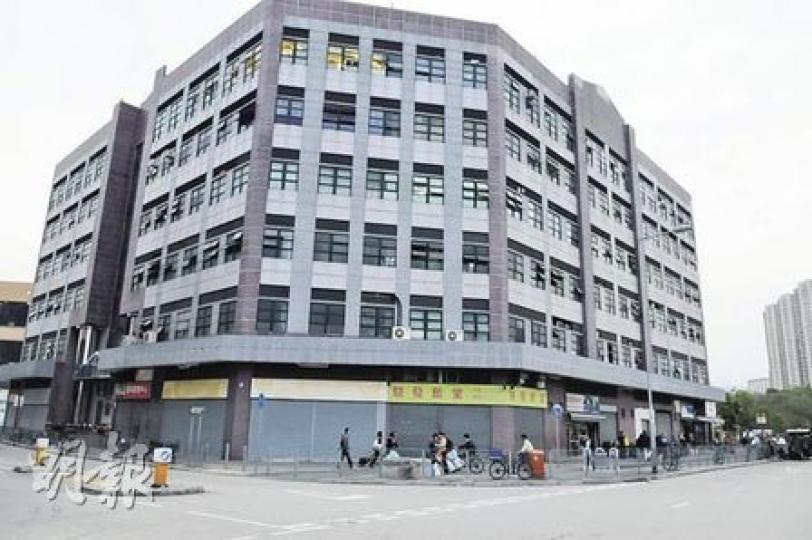 警察和入境處的聯合行動後，本報記者昨日下午5時左右再到上水晉科中心，工廈外行人零星，沒有往日水貨客聚集的人聲鼎沸場面。（衛永康攝）