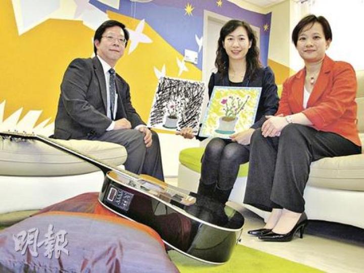 港大心理學系副教授何敏賢（左起）、懲教署臨牀心理學家麥慧明及高級臨牀心理學家許淑嫻，向記者介紹位於羅湖懲教所內的「健心館」，今日首批共8名女囚犯將會率先接受音樂及繪畫等治療。麥手持為一名女犯人接受治療前（左）及後（右）的畫作。（余卓善攝）「健心館」每次可收容13名女性囚犯，接受治療的人將會一同住在佈置精美的囚室內，兩面牆掛有犯人的畫作，另一幅牆則為本地藝術家仿法國知名畫家馬蒂斯（Henry Matisse）畫作設計的壁畫。馬蒂斯的畫以色彩鮮艷著稱，可為犯人帶來正面的感覺。（余卓善攝）