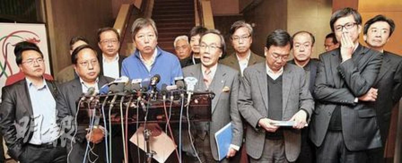 財政司長曾俊華昨日與19名泛民成員會晤1.5小時，職工盟李卓人（藍衣者）形容會面氣氛非常惡劣，並認為曾俊華向泛民宣戰，因此他們準備應戰，包括發動市民上街，以及將在立法會上提出不信任動議。（林振東攝）多名立法會議員要求財政司長曾俊華（圖）下台，但他昨日對此問題沒有正面回應。他昨早回到政府總部時，稱會盡快公布派錢6000元的細節。（李紹昌攝）昨日最少7名議員要求財政司長曾俊華請辭或下台，包括社民連梁國雄（圖），他送上社民連的聲明及李商隱的詩《淚》，揶揄對方要力保建制派。（林振東攝）（明報製圖）