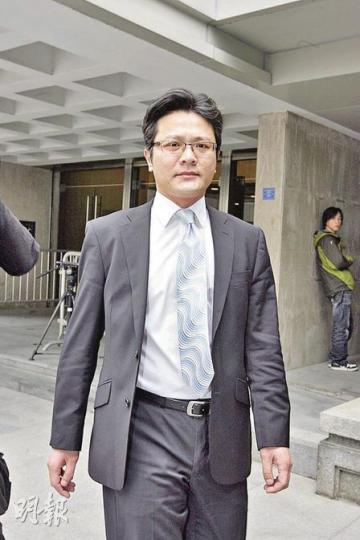 警方談判專家高級督察吳宇凡兩度假冒郭炳湘妻子的私人助理，與疑匪談判共20餘分鐘，讓警方把相信正在談判的疑犯當場拘捕。（郭慶輝攝）（明報製圖）