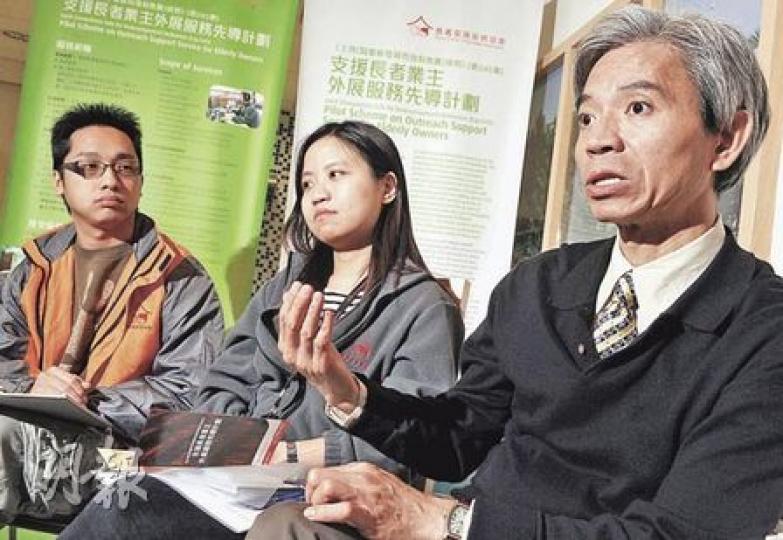 長者安居服務協會總幹事馬錦華（右）表示該會由1月開始專門為長者業主提供應對強拍收購事宜的諮詢服務。圖左及圖中為「支援長者業主外展服務先導計劃」的社工吳嘉浩及梁慧萍。（劉焌陶攝）