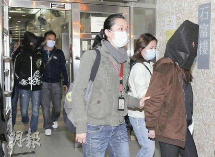 涉嫌在公屋單位販毒的失業失學18歲青年（左）及其女友（右），被探員黑布蒙頭帶返警署扣查。（蔡方山攝）警方在石籬邨石富樓檢獲一批K仔及霹靂可卡因等毒品，事後檢走證物。（蔡方山攝）