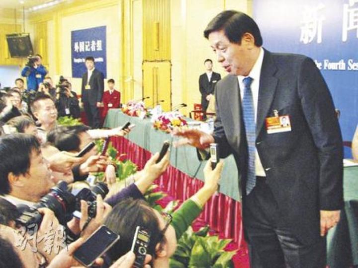 貴州書記栗戰書（右）對待傳媒態度開放，記者會結束後仍留下接受提問，直至工作人員再三催促，他才擺手作別。（林迎攝）