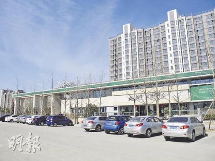 上周末開售的北京「遠洋一方」三期，因位置偏遠，成為京城唯一減價新盤。圖為售樓處外景。（鄧亮攝）
