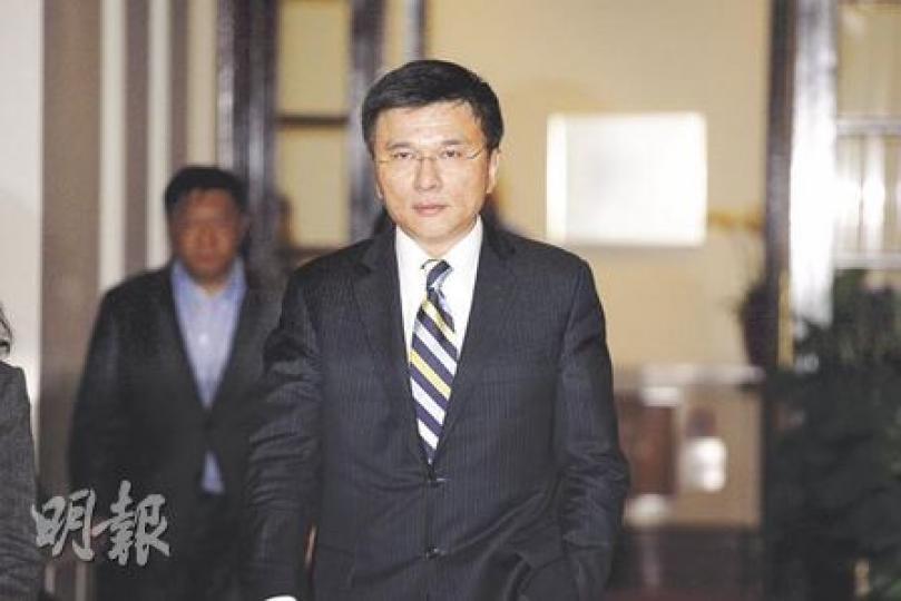 財經事務及庫務局長陳家強在臨時撥款遭否決後逾半小時才黯然步出立法會，離開時呼籲泛民議員不要因為政治考慮而罔顧市民利益。（李紹昌攝）