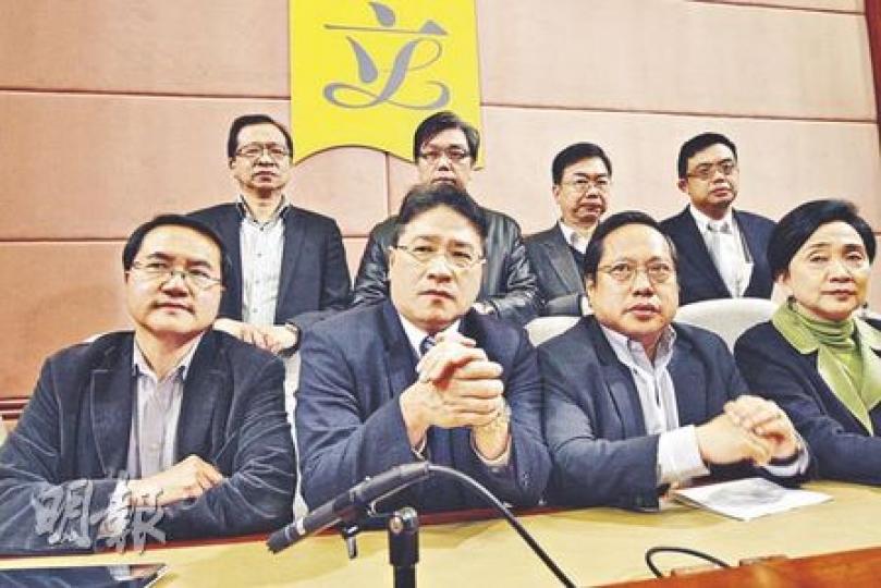 民主黨計劃本月30日提出「對財政司長曾俊華不信任」動議，民主黨主席何俊仁（前排右二）說﹕「（曾俊華）的理財思維抱殘守缺、僵化守舊，未能維持香港長遠發展，因此不適合擔任財政司長。」（李紹昌攝）