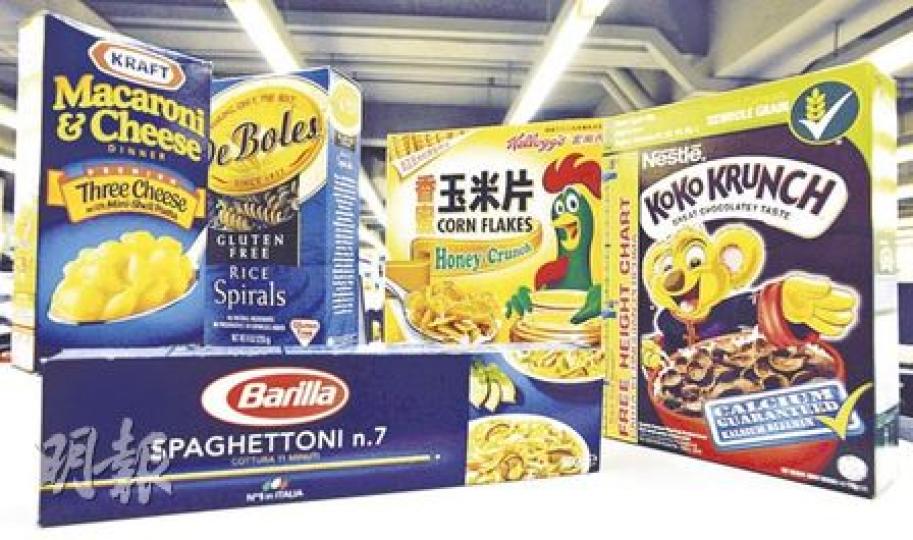 本港市面多款盒裝意粉和粟米脆片食品，包裝盒均以循環再造紙製成。（明報記者攝）麥當勞餐盤墊紙，印有的「請勿將食物直接置於餐紙上」警告字句，僅有1毫米高，單憑肉眼根本難以察覺。（明報記者攝）肯德基指其包裝紙盒非以再造紙製成，麥當勞昨晚則未能回覆不同食品的包裝盒是否以再造紙製成。（明報記者攝）