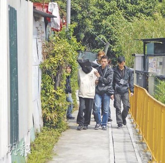 探員在元朗鍾屋村村屋拘捕兩名涉嫌販毒及藏械男子。村屋門外裝上隱蔽閉路電視，提防警方掃蕩。（屈俊樂攝）