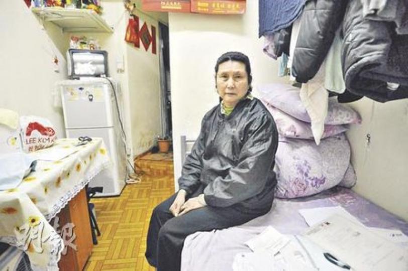 租住劏房單位的張婆婆每月租金連水電為2000元，綜援的租金津貼未能全面補貼這筆租金，她因而要節衣縮食。（葉漢華攝）