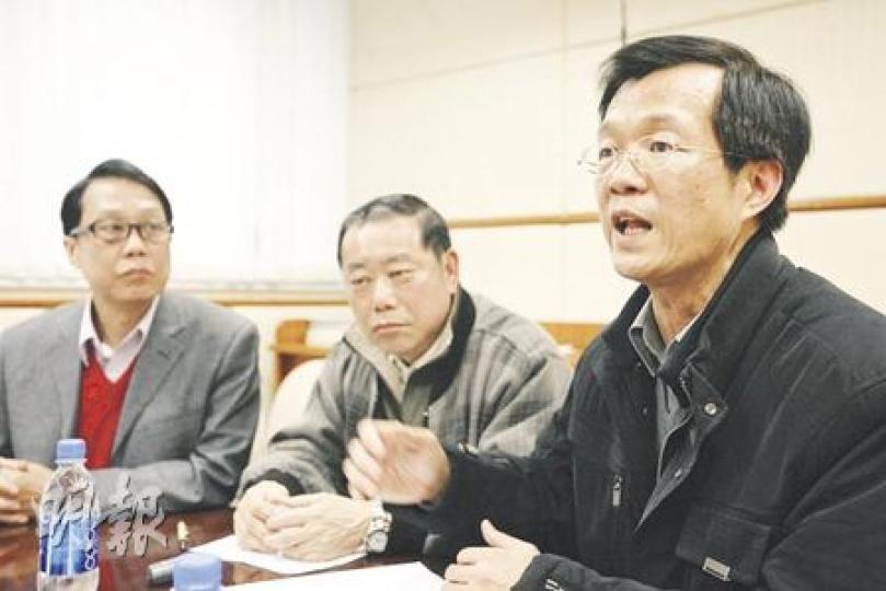 事主黃志煌（右）質疑匡智會無理解僱，「即使工作上做錯也會先收警告信，想不到遇到人事糾紛便以遣散解決」，圖左起為協助他的立法會議員張國柱及工會主席余志明。（郭慶輝攝）