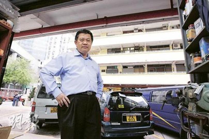 經營三行生意的李權波說，他們做「重型工業」要租用地下單位，現址月租4600元，拆遷後要在市面找相同單位，估計租金升價10倍不止。（李紹昌攝）柴灣工廠大廈現時使用率達七成，租戶表示收到通知，明年9月3日前要遷出，讓出位置予房委會興建公屋。（李紹昌攝）