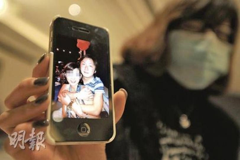蔡小姐手持電話內與男友合照，悲嘆兩人本打算明年共諧連理，但澳門救護人員涉嫌疏忽，令他們陰陽相隔，她希望當局還他們一個公道。（何家達攝）