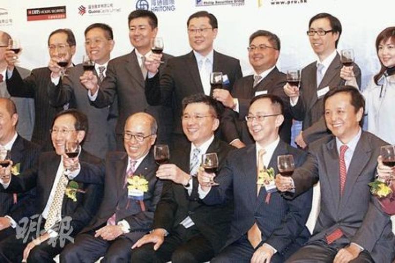 香港網上經紀協會昨日慶祝成立10周年，該協會表示，去年散戶網上交易總額已佔整體散戶交易額的27%。前排右起港交所行政總裁李小加、香港網上經紀協會副主席李君豪、財經事務及庫務局長陳家強、香港網上經紀協會主席黃紹開及證監會主席方正。（李紹昌攝）