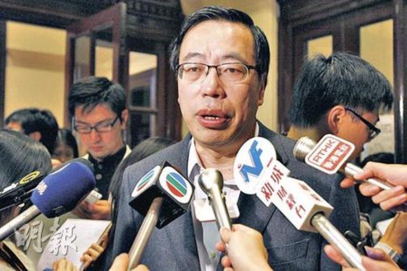 中午才由北京回港的經濟動力梁君彥指出，會支持政府的臨時撥款決議案，不希望其他議員「搞事」。（李紹昌攝）立法會內務委員會的焦點，是會否就臨時撥款決議案成立小組委員會，決議案下周三表決。圖為民主黨張文光（中排右三）與職工盟李卓人（中排右二）在會上交頭接耳。（李紹昌攝）