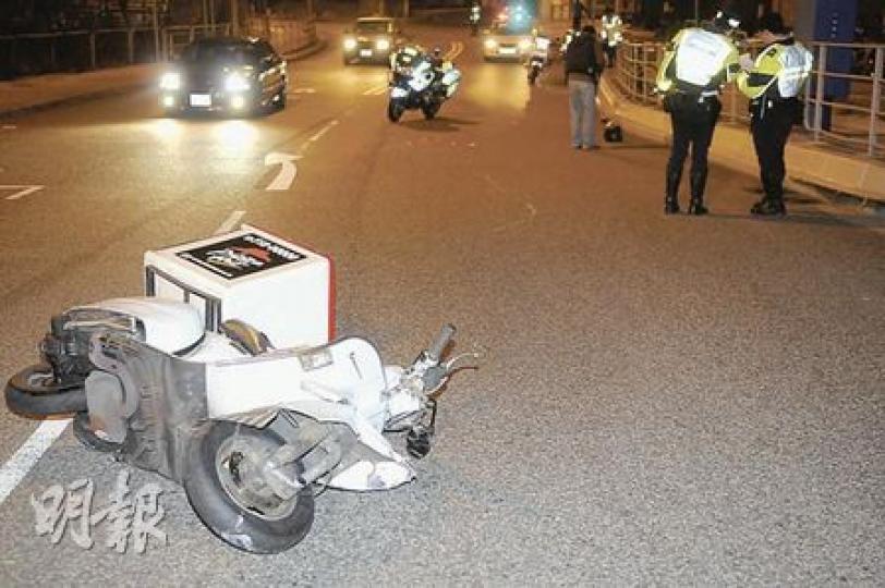 一名電單車外賣速遞員，駕駛電單車在廣善街失控撞欄，車頭嚴重損毁，男司機送院搶救後傷重死亡。（衛永康攝）